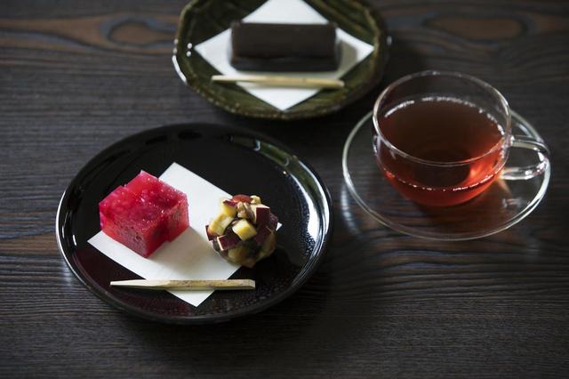 画像: 手前左からプルーンの道明寺と、秋の鹿の子、奥は黒文字ようかん。ルビー色に艶めく黒文字茶とともに