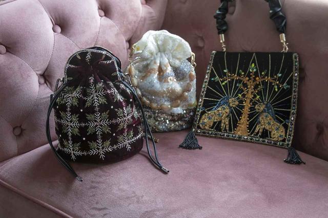 画像: 左は今冬のパーティシーズンに向けて手掛けている巾着バッグ。写真右はエジプトの壁画から想起した文様