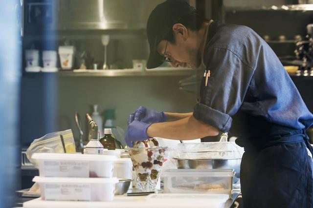画像: 一心にお菓子を作り続けるオーナーシェフの岡部拓真氏