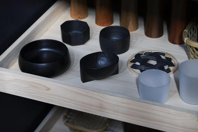 画像: 宇南山さんのデザインをはじめ、その審美眼でセレクトした器とともに。さりげなくも、暮らしの止まり木になるような形に惹かれる