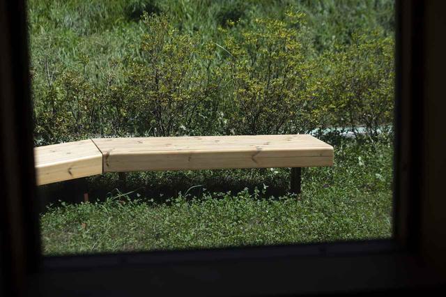 画像: 時間のあいたときには愛娘と過ごすという庭のベンチ