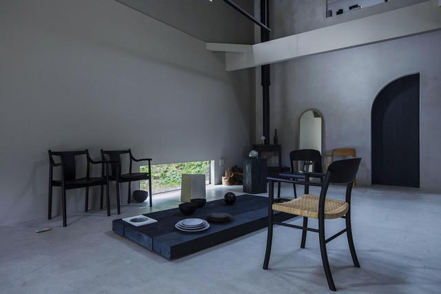 画像: ギャラリーショップには、松岡氏の家具を中心に配置。キャビネットやサイドボードの引き出しを開けると、宇南山さんのプロダクトがそっと収められている