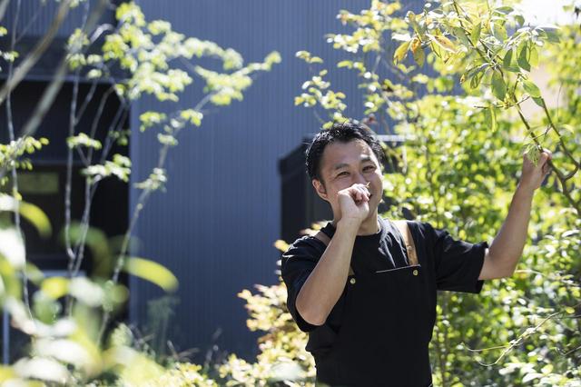 画像: 自家菜園のハーブを摘むオーナーシェフの近谷雄一氏