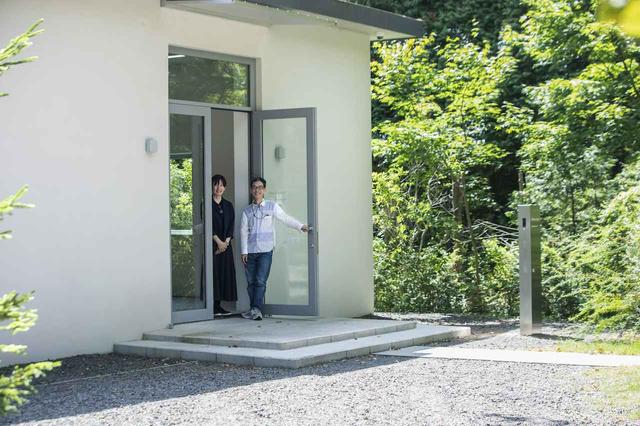 画像: オーナーの和光 清氏と共に企画・運営を行う妻の環さん。六本木にも現代アートを扱うギャラリーをもつ