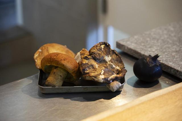 画像: メイン料理に添える天然きのこと小布施の茄子