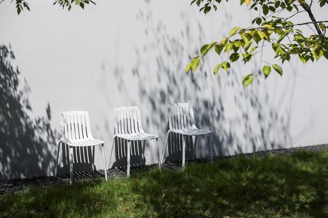 画像: 中庭に設えた特等席。時間帯によって表情が移ろう《ストリップ・スカルプチャー・カルイザワ》を心ゆくまで鑑賞できる