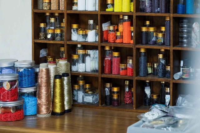 画像: フランスのヴィンテージビーズから日本製まで、緻密なカラーパレットが揃う