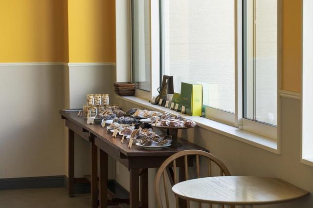 画像: 店はフランスの田舎町のレストランをイメージ。鮮やかなマリーゴールド色とパールグレーの配色にセンスが光る