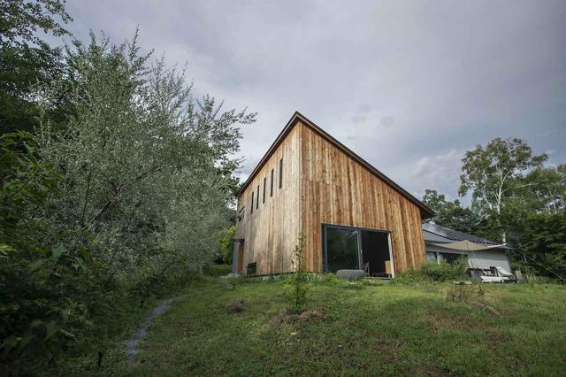 画像: 緩やかな斜面を利用した丘の上に立つギャラリーショップと、奥は住まいの空間