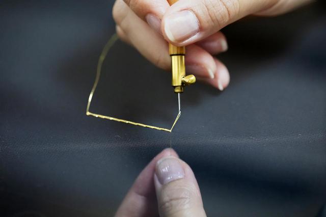 画像: 発色の美しいビーズやスパンコールを用い、裏面から刺繍するのがリュネビルの特徴