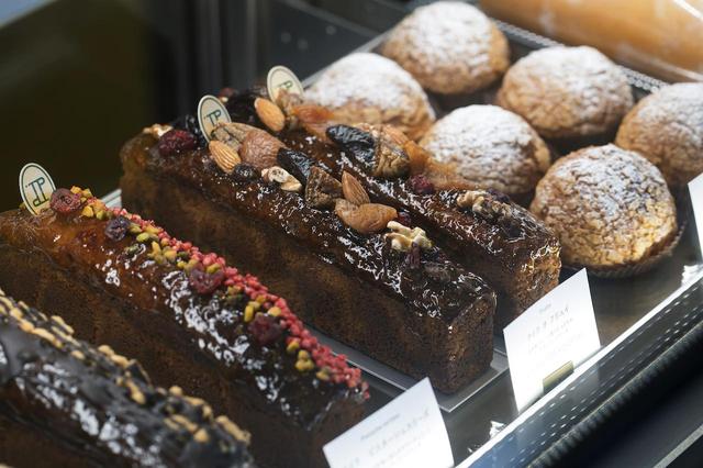 画像: 手土産としても人気の高いパウンドケーキは、常時8種類ほどが揃う