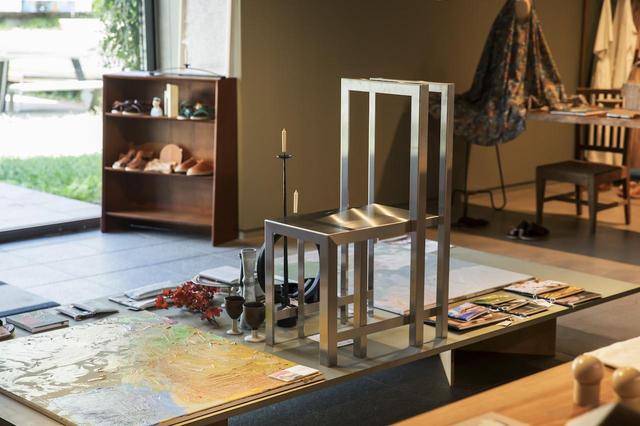 画像: 理世さんとアイディアを模索しながら須長氏がデザインした2脚一体式の椅子