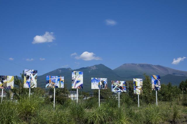画像: 雄大な浅間山と夏の名残に染まる青空、「浅間国際フォトフェスティバル2025 PHOTO MIYOTA」の作品がビビッドに溶け合って
