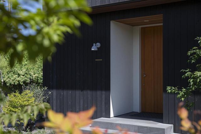 画像: 店の目の前の自家菜園には、トマトやハーブ、ツルムラサキが植えられて。パスタのオーダーが入ると、摘みたてのハーブで仕上げることも