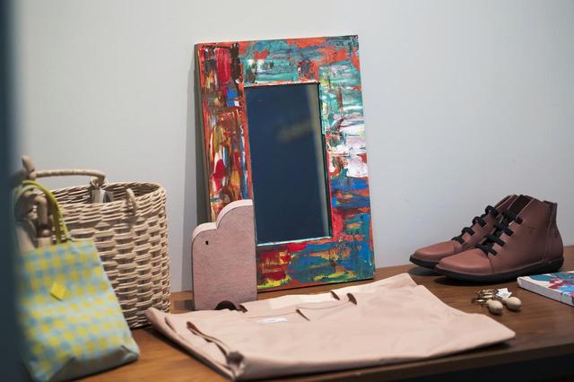 画像: 「konst」のミラーフレーム。写真中央の作品は、ゲルハルト・リヒターの絵画の続きを表現したもの