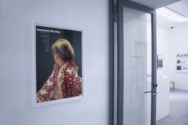 画像: 1991年にロンドンの「TATE GALLERY」で開催された回顧展のポスター。額装され「Raum 1」から「Raum 4」へ続く廊下に飾られている