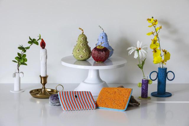 画像: 一輪挿しやフルーツオブジェ、スクエアポーチなど幅広いアイテムを手掛けている