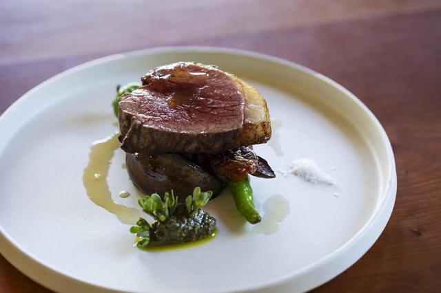 画像: 生命力に満ちた食材が、近谷氏の采配で一期一会の一皿に昇華されて。料理はすべてコースメニュー