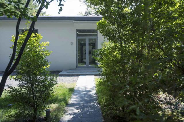 画像: 街道沿いからエントランスへと伸びる小径は、リヒターのアトリエと自宅を繋ぐ情景を再現