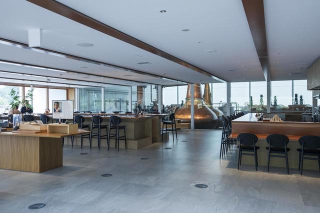 画像: バーを併設したビジターセンター。奥にはポットスチルが異彩を放つ