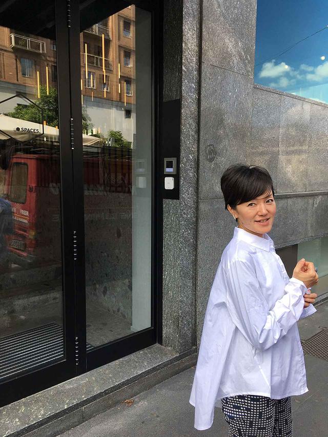 画像: 樺澤貴子(かばさわ・たかこ) クリエイティブディレクター。女性誌や書籍の執筆・編集を中心に、企業のコンセプトワークや、日本の手仕事を礎とした商品企画なども手掛ける。5年前にミラノの朝市で見つけた白シャツを今も愛用(写真)。旅先で美しいデザインや、美味しいモノを発見することに情熱を注ぐ。