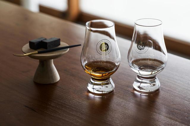 画像: 無色透明なもの（右）が“ニューメイク”。左は木樽の色を纏った“ニューボーン”。オリジナルのスイーツとともに