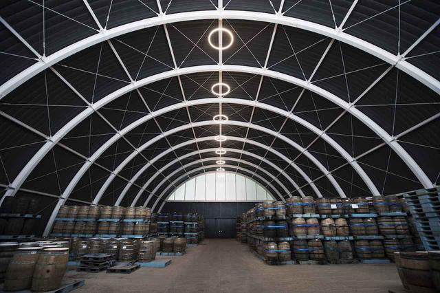 画像: アーチ型の庫内は意外にも土の床。熟成を促すのに土から酸素を取り入れる重要な役割を担うという （一日一回の見学ツアーあり）