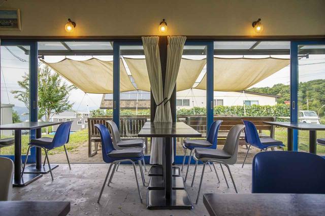 画像: カフェ・レストランでは、小山氏が最初に描いた“大きなテーブルを家族が賑やかに囲む情景を彩るワイン”の光景が、まさに広がっていた