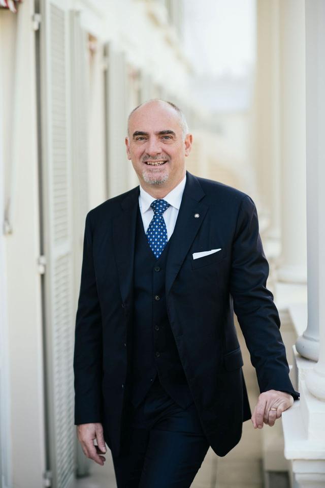 画像: ル ブリストル パリ マネージング ディレクター ルカ・アレグリ氏 (Mr. Luca Allegri) イタリア生まれ。ポルトフィーノの伝説的なホテル「スプレンディード」でチーフコンシェルジュをしていた父の背中を見て育つ。19歳よりラグジュアリーホスピタリティ業界へ。アメリカのコーネル大学で学び、「フォーシーズンズ ホテルズ アンド リゾーツ」、「プラザ・アテネ」での要職を経て、モナコの五つ星ホテル「ホテル ド パリ」の総支配人に就任。2016年より「ル ブリストル パリ」のマネージング ディレクター、オトカー・ホテルズのオペレーション担当シニアヴァイスプレジデントを兼任。 COURTESY OF LE BRISTOL PARIS