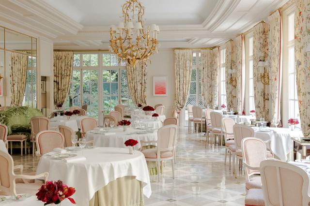 画像: メインダイニング「エピキュール」は、2009年から16年連続でミシュラン三つ星に輝く。一皿一皿の料理と完璧なサービスは、一生の思い出になるガストロノミーエクスペリエンスだ。ゲストの朝食はこのエピキュールで。ジャルダン フランセ(中庭)を眺めながら優雅なパリの一日が始まる ©︎PIERRE BAËLEN