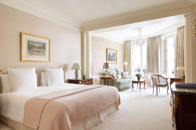 画像: 落ち着いたトーンのインペリアル・スイートの寝室。ル ブリストル パリの客室は部屋のタイプが違えど、随所にオトカー姉妹のセンスが光り、フレンチシックな洗練さが感じられる ©︎CLAIRE COCANO