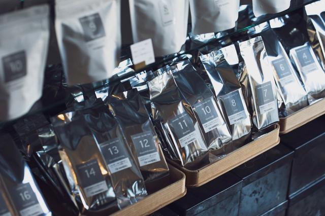 画像: 基本のブレンドは全20種類に及ぶ。「TANKE」 はもちろん、「TE HANDELオンラインショップ」(https://www.tehandel.com/online-shop)や大磯駅前の茶舗 「TE HANDEL platform」（住所：神奈川県大磯町大磯1009、電話：0463-61-1327）でも購入できる