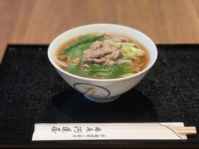 画像: 鴨もも肉の旨みがかけ汁にもしっかり溶け出した「鴨なんばそば」￥1,600