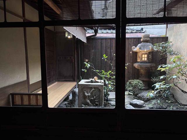 画像: 旧店舗時代、店内から見えていた奥庭もそのまま残されている