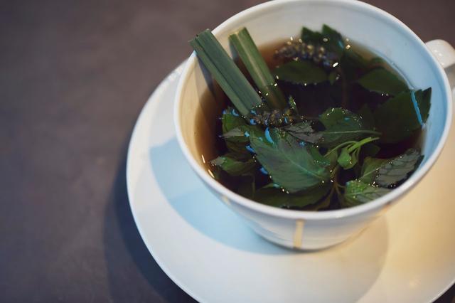 画像: この日のお茶は、有機ベルガモットと葵の花の香りが響き合う「ブルースター」