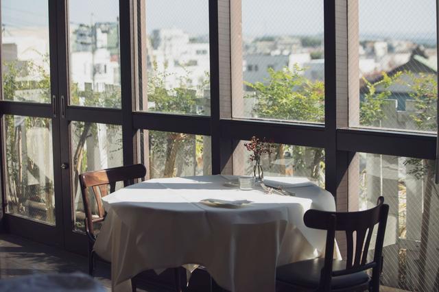 画像: 海を見下ろす窓辺の特等席