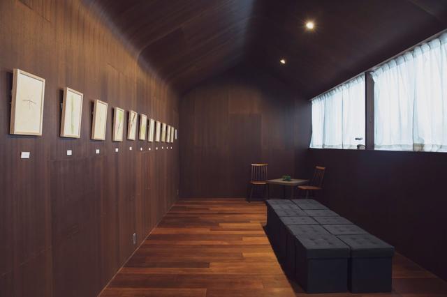 画像: 木の温もりに包まれた2階は、祈りの空間を感じさせる