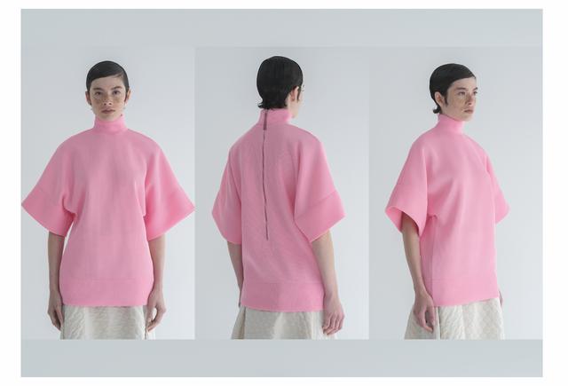 画像: 心浮き立つ桜色のトップス。首回り、二の腕、背中や腰回りなど随所に熟練の成せる技がひそやかに仕組まれ、大人を心地よく包み込み、きれいに見せてくれる。2026年春夏コレクションより。トップス￥33,000、スカート￥45,100／mtmodelist COURTESY OF MTMODELIST