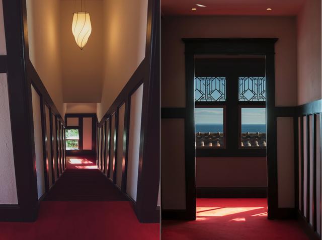 画像: 白壁とダークブラウンの柱、赤い絨毯のコントラストは、どこを切り取っても絵になる