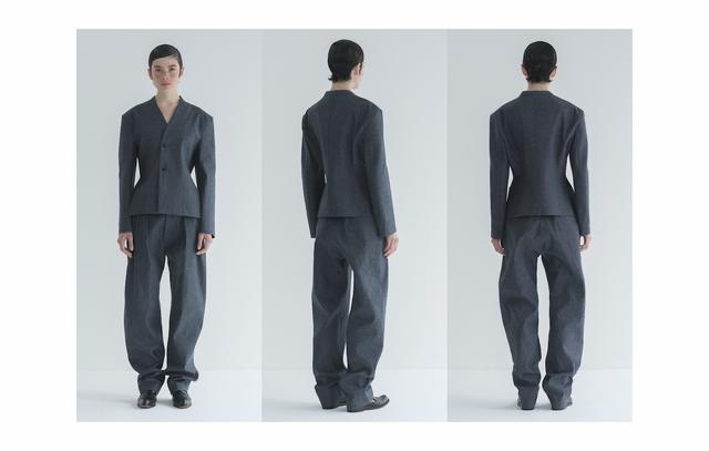 画像: 一見オーセンティックなこのジャケットとパンツ、着る人には知性とスマートさを、見る人には常識的な安心感を与える服である。だが、作り方はユニークで大胆。ジャケットは前身頃を小さめにし、後ろ身頃に分量を持たせてある。「普通は前と後ろで5：5が多いのですが、mtmodelistの服は4：6、場合によっては3：7のこともあります」。シンプルな服に、卓越した技術があってこその高度な遊び心が仕かけられている。着てみればわかるはず、スッキリと洗練されたフォルムで着る人を包み込みながら、肩も背中も腰回りは驚くほど自由で快適。パンツは股上は深いツータックのテーパード。ベルト使いでハイウエストにも着用可。ジャケット￥53,900、パンツ￥44,000／mtmodelist COURTESY OF MTMODELIST