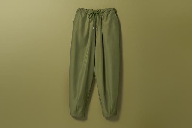 画像: 2025秋冬コレクションより。流行のカーヴィーパンツをmtmodelist的に解釈し、誕生したパンツ。「ダーツで裾を締めることにより、そこから上が丸みを帯びたシルエットが築かれていく」という作り方からして、ほかと一線を画す1着。スルッと履けて着心地はらくちん、大人の下半身をゆとりある絶妙なラインで包みこむ。カーヴィーパンツ￥39,600／mtmmodelist