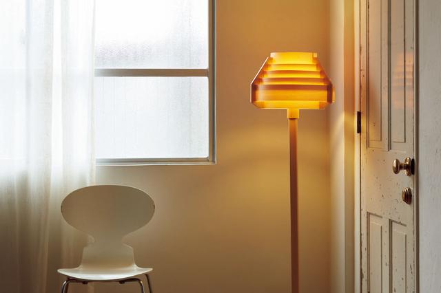 画像: 北欧デザインのフロアランプ6選。 冬こそ“ヒュッゲ”な明かりで お部屋に温もりを - T JAPAN:The New York Times Style Magazine 公式サイト