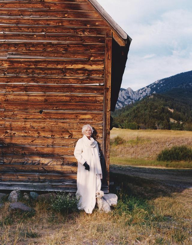 画像: スカーフつきコート￥1,177,000（予定価格）／バレンシアガ バレンシアガ クライアントサービス TEL.0120-992-136 グローブ（参考商品）／Paula Rowan paularowan.com