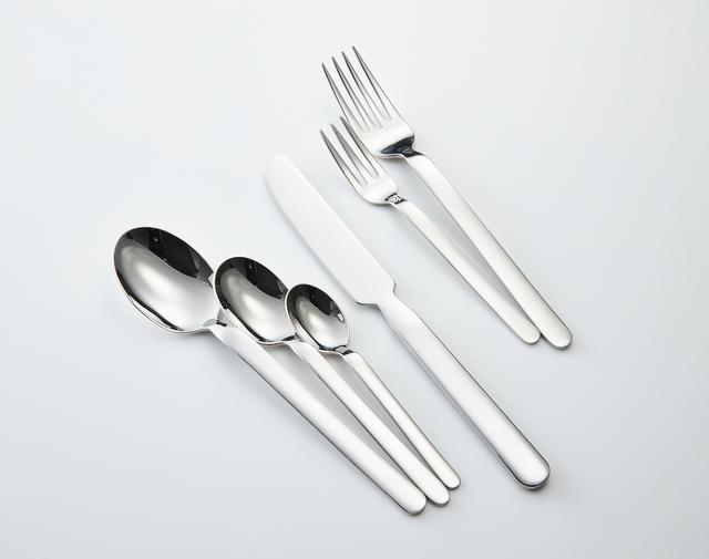 画像: (左から)「HIBITO」ディナースプーン¥990、デザートスプーン¥770、ティースプーン¥660、ディナーナイフ¥1,320、デザートフォーク¥770、ディナーフォーク¥990/アクタス COURTESY OF ACTUS