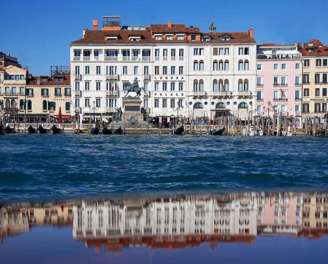 画像: サン・マルコ広場から徒歩2分ほどのロンドラ・パレス・ヴェネツィアは、ヴァポレット(水上バス)の降車場がホテルの目の前にある便利なロケーション