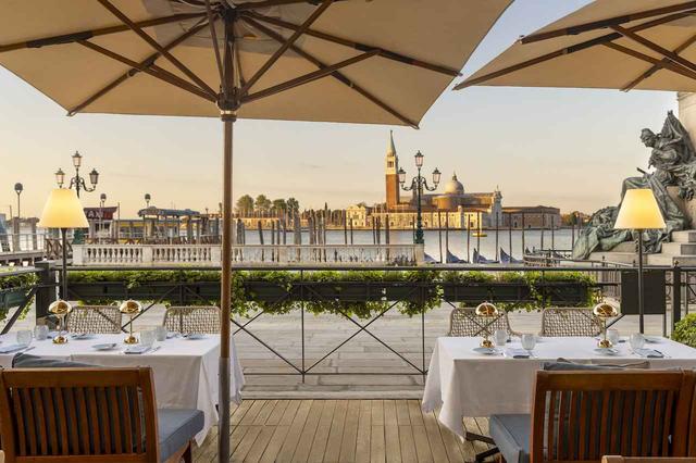 画像: ラグーンを行き交うゴンドラを見ながら食事を楽しむことができるLPVリストランテのテラス席