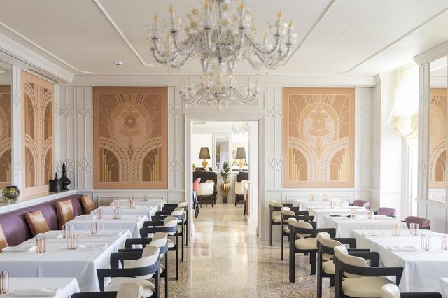 画像: ヴェネツィアングラスの美しいシャンデリアがかかるLPVリストランテ