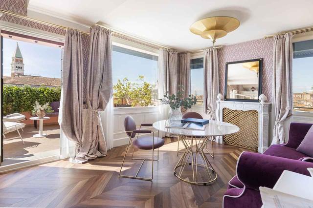 画像: 最上階にあるスイートルーム。リビングルームとひと続きになったテラスからは、ラグーンとヴェニスの街の両方の眺望が楽しめる