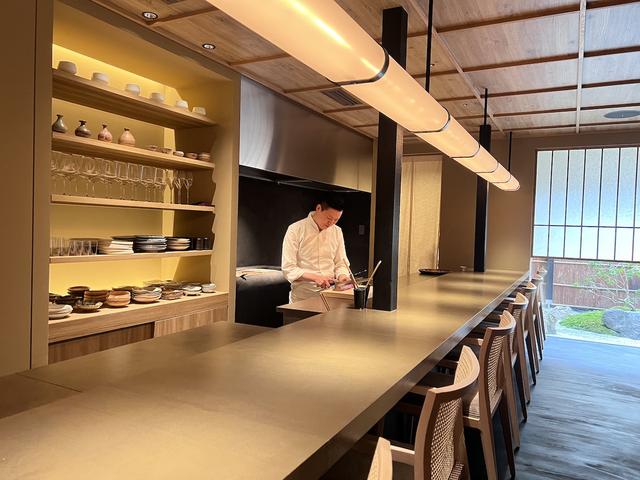 画像: カウンター10席。雪見障子から奥の庭を望める