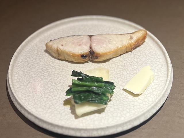 画像: サワラの炭火焼き、ほうれん草とラフランスを添えて